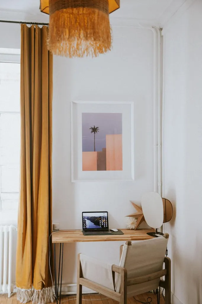 Bureau d’appartement propre et lumineux après une remise en état de l’habitation avec nettoyage complet