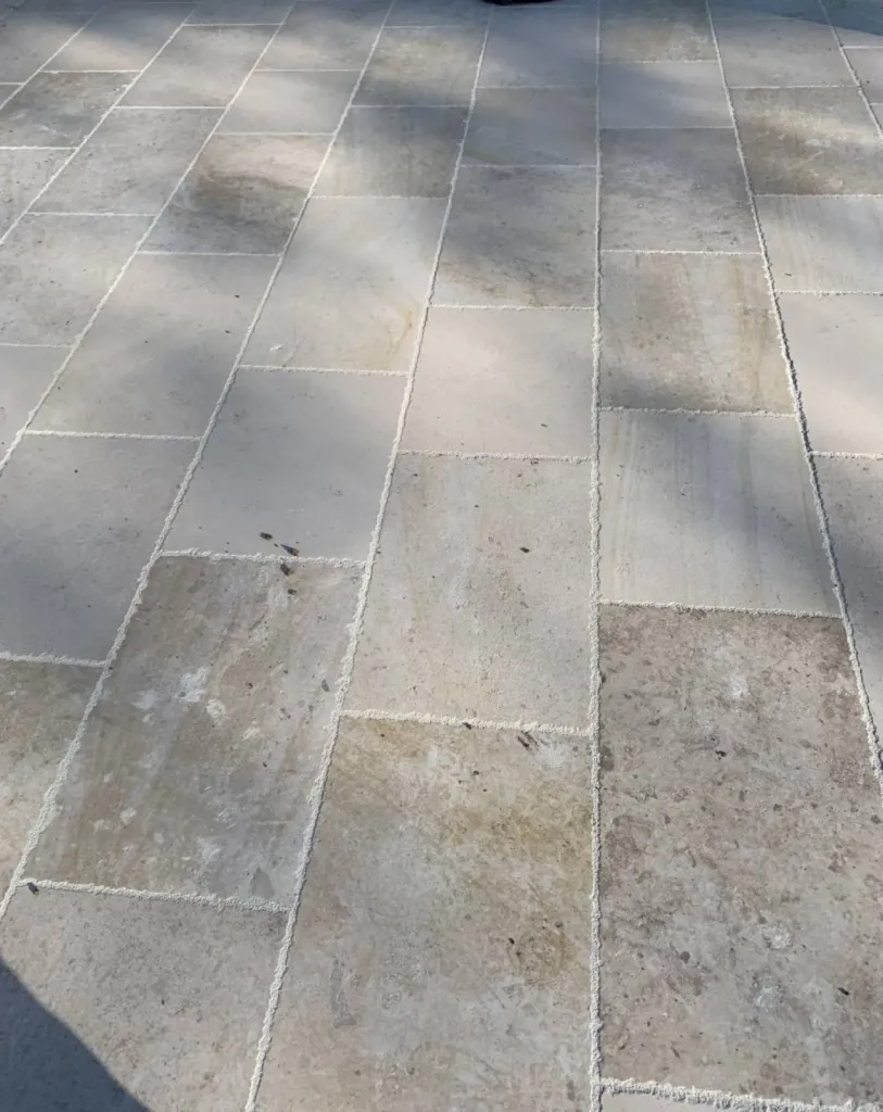 Carrelage pierre claire pour intérieur et extérieur en terrasse ou plage de piscine 36 rue de Bourgogne 75007 Paris
