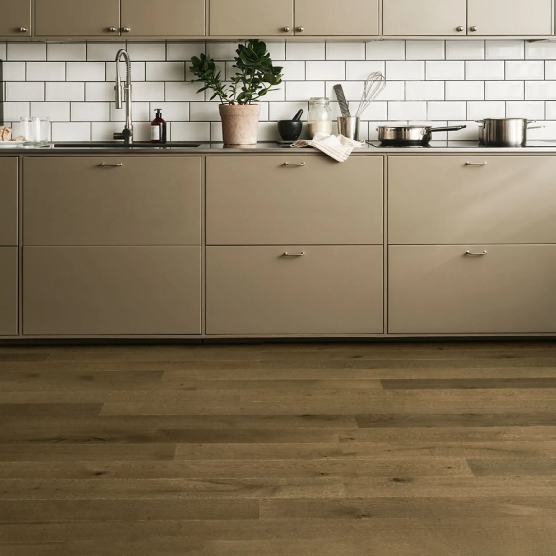 Acheter un parquet contrecollé résistant à l'eau pour le poser dans ma cuisine à Rouen 76 en Normandie.