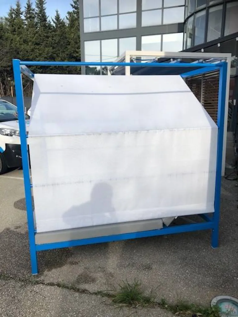 Pergola en aluminium avec toile intégrée pour la plage