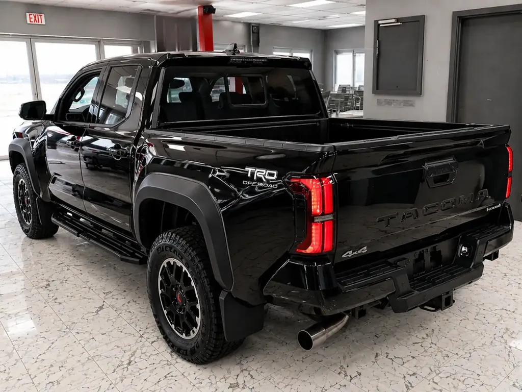 Toyota Tacoma TRD Off Road Premium 2026 noir vue arrière 3/4 disponible en France
