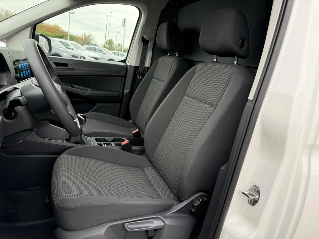 Volkswagen Caddy Cargo Maxi d’occasion à Rouen : utilitaire diesel 102 ch disponible chez votre concessionnaire Caudebec Automobiles.