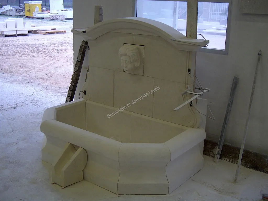 Fontaine à bassin en pierre d'Estaillades