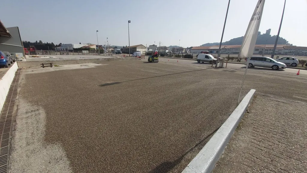 Réfection en gravillonnage bicouche du parking d'un garage à Chateaurenard dans les Bouches du Rhône