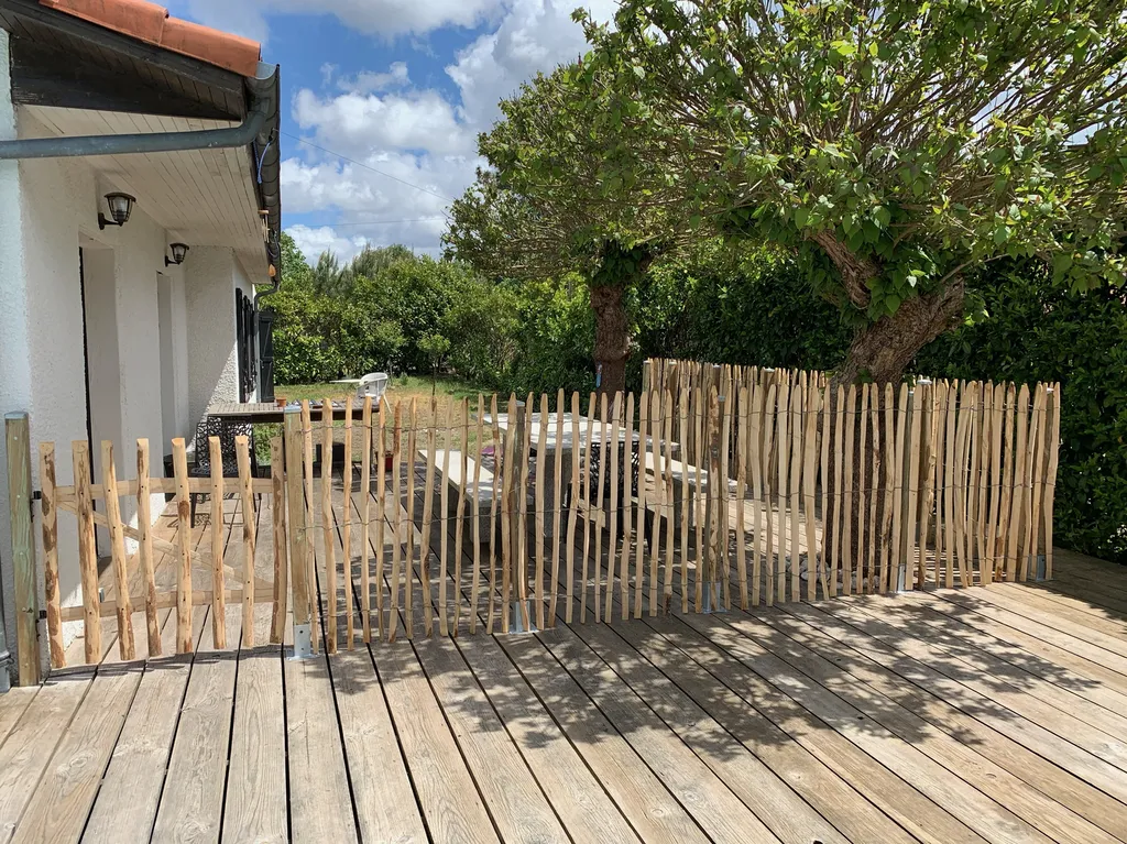 Pourquoi faire installer une clôture en ganivelle avec portillon pour sécuriser une piscine tout en gardant un esprit naturel ?