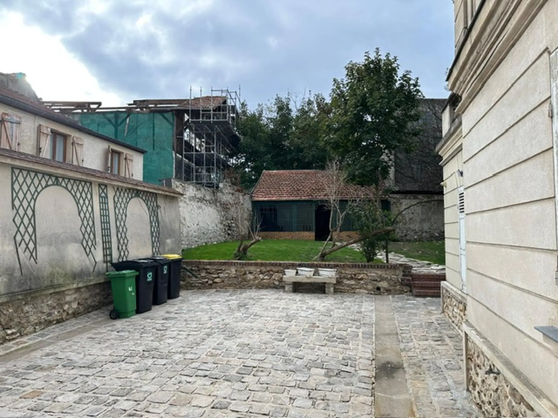 EMPLACEMENT EXCEPTIONNEL ET CHARME AUTHENTIQUE À MONTMORENCY ! A Vendre Immeuble Parc de l'hotel de ville  de Montmorency 95160