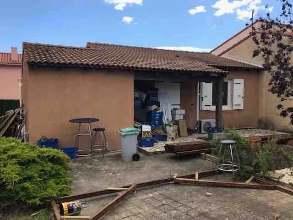 Facade en pierre taillée à Saint-Estève près de Perpignan dans les Pyrénées Orientales