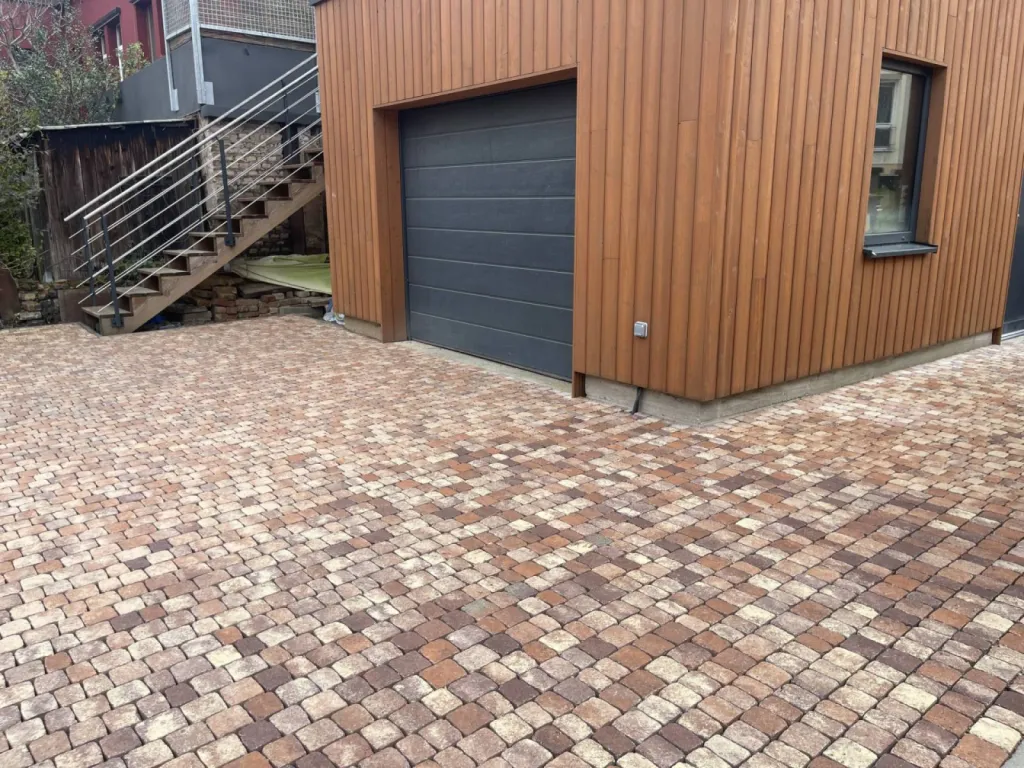 Réalisation d'une voie d'accès en pavé ARRISCADO avec finition joints en polymère à Strasbourg dans le Bas-Rhin