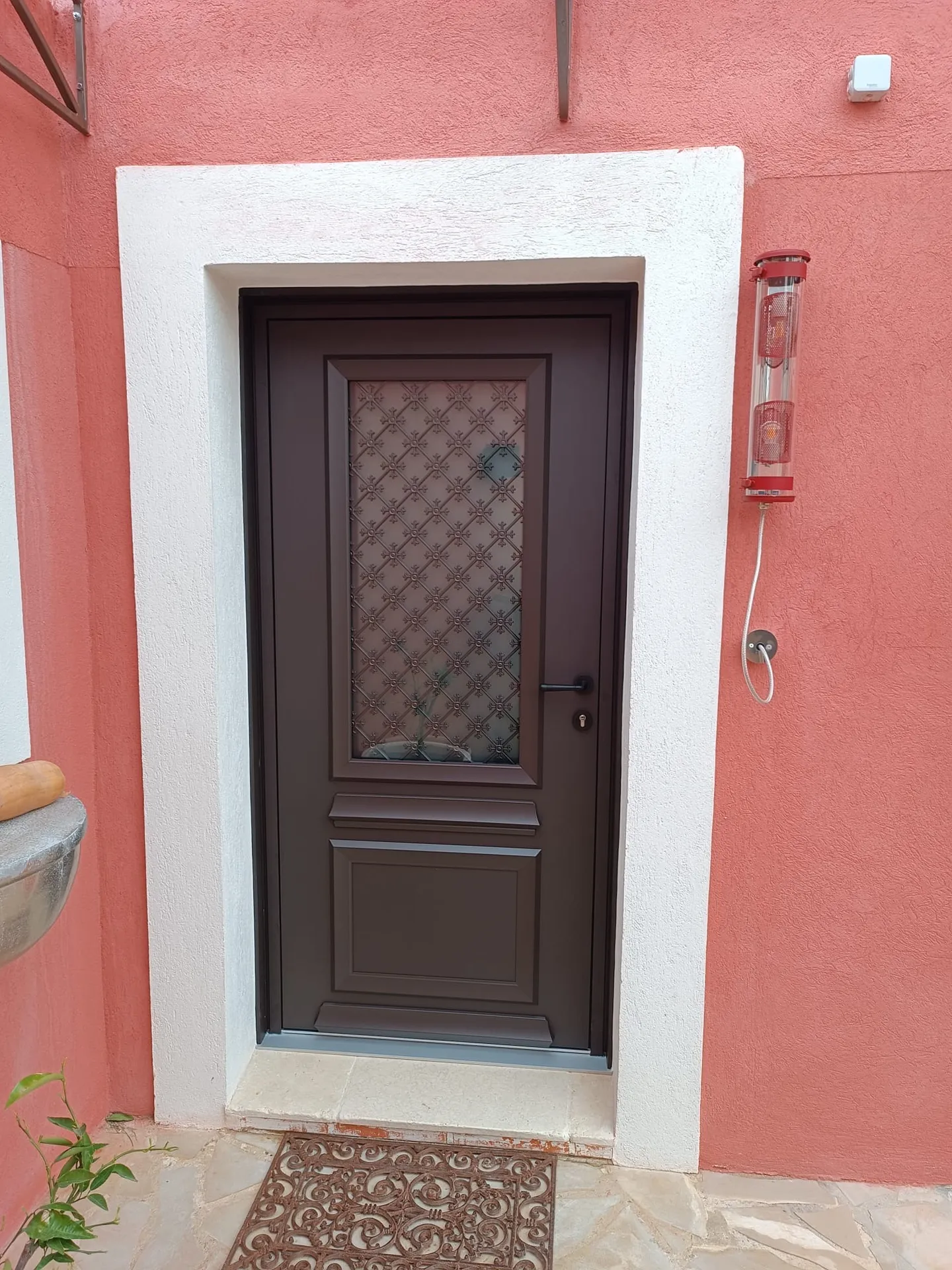 installation d'une porte d'entrée traditionnelle en aluminium en rénovation à Carry-le-Rouet