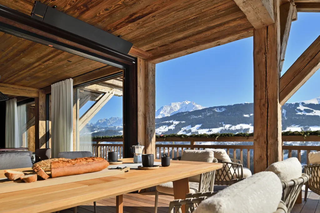 Construction d'une terrasse en bois abritée sur mesure de 50m² dans un chalet haut de gamme à Saint-Gervais-les-Bains