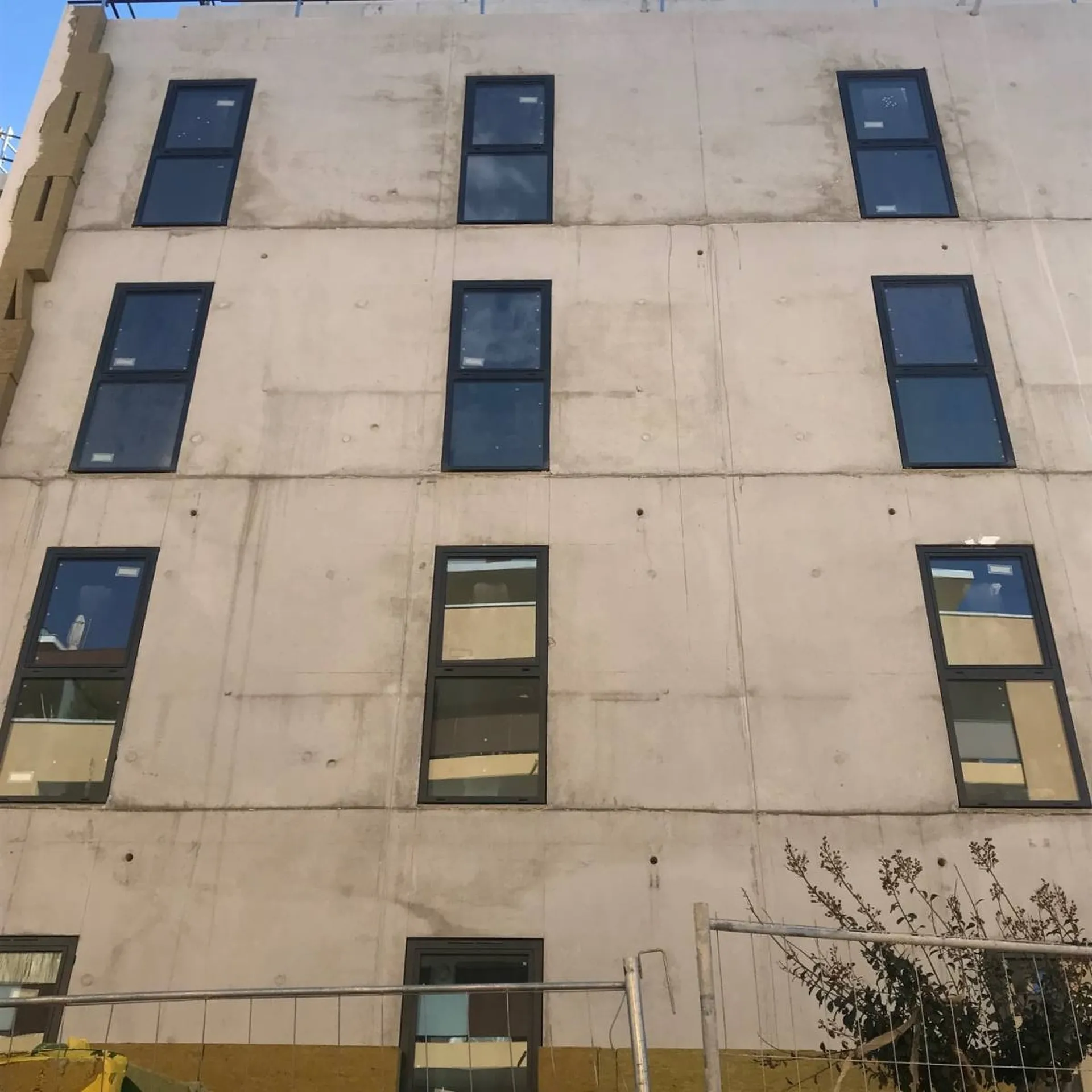 Menuiseries ALUMINIUM en construction aux Milles à Aix-en-Provence