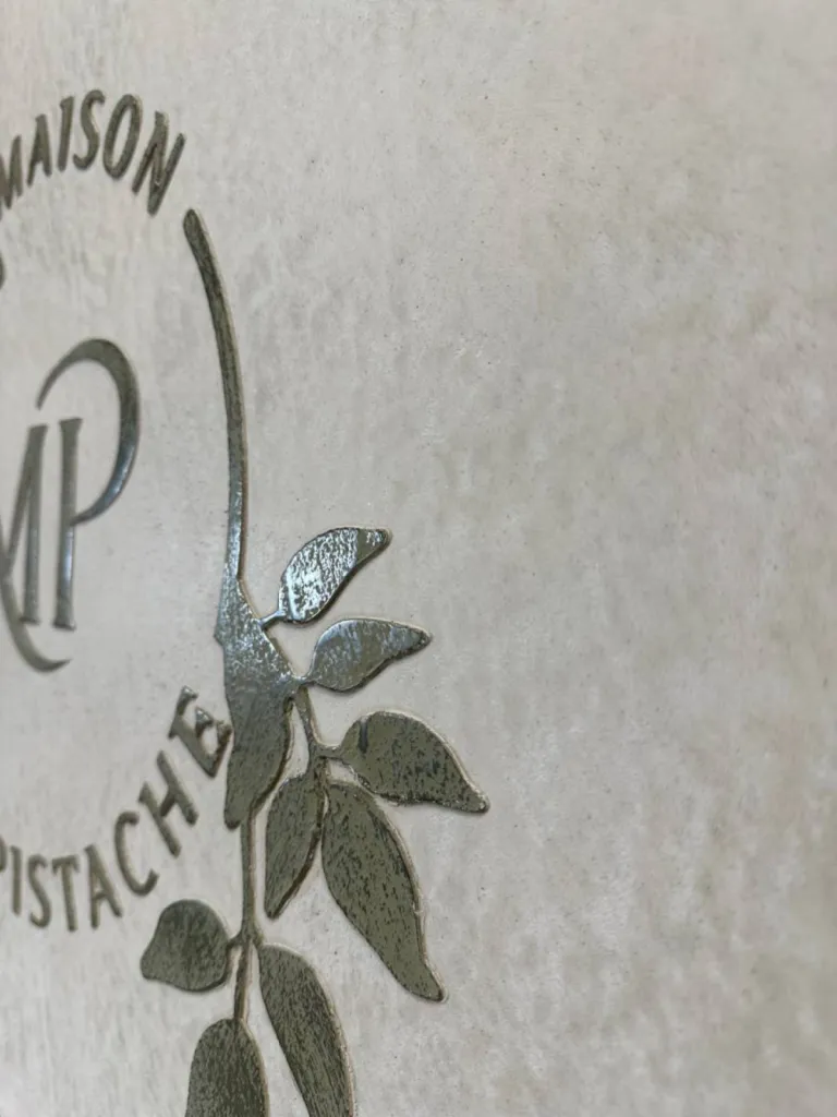 Fond en CHAUX 000, ECO NAT, en 2 couches lissée, et 1 couche pour réaliser le motif. FINITION STUCCO  sur le motif pour créer un contraste mat / satin