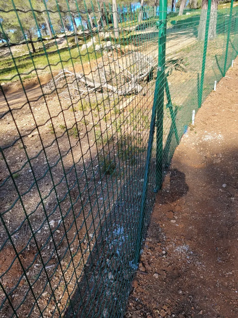 Pose de clôture grillagée avec treillis soudés pour sécuriser une arrière cour d'entreprise dans le bâtiment à Toulon dans le Var