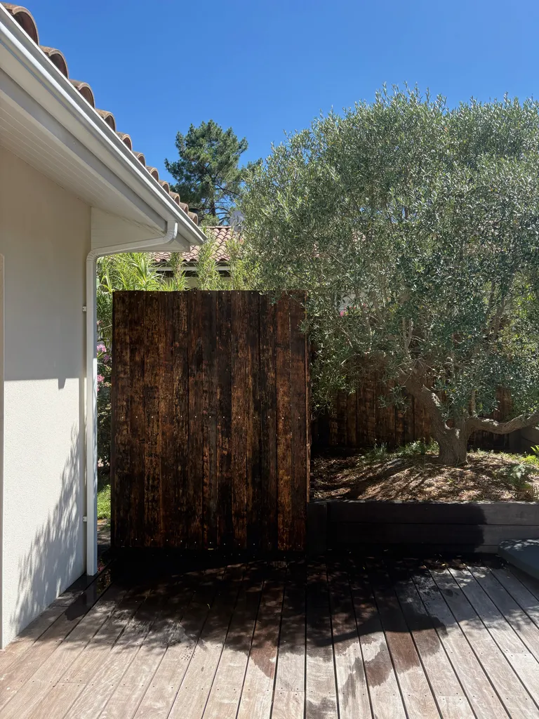 Clôture bois sur mesure à Biscarrosse : une réalisation artisanale en croûte de pin des Landes
