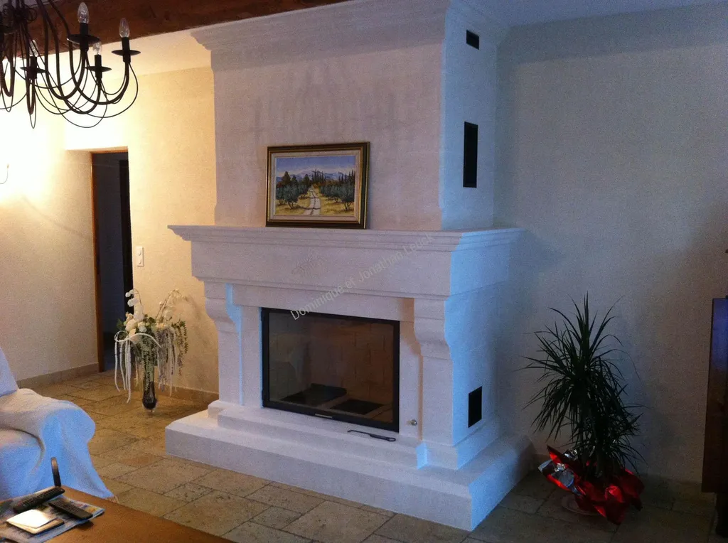 Cheminée en pierre  d'Estaillades avec foyer fermé TOTEM