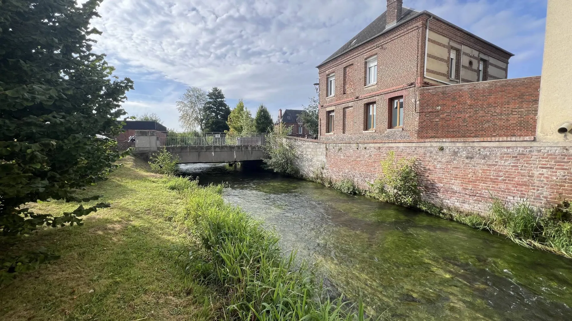 Terres et Demeures de Normandie, votre agence immobilière située à EU 76260, en Seine-Maritime, vous invite à découvrir ce bien plein de charmes au cœur de la vallée de la Yères et à deux pas de la plage.