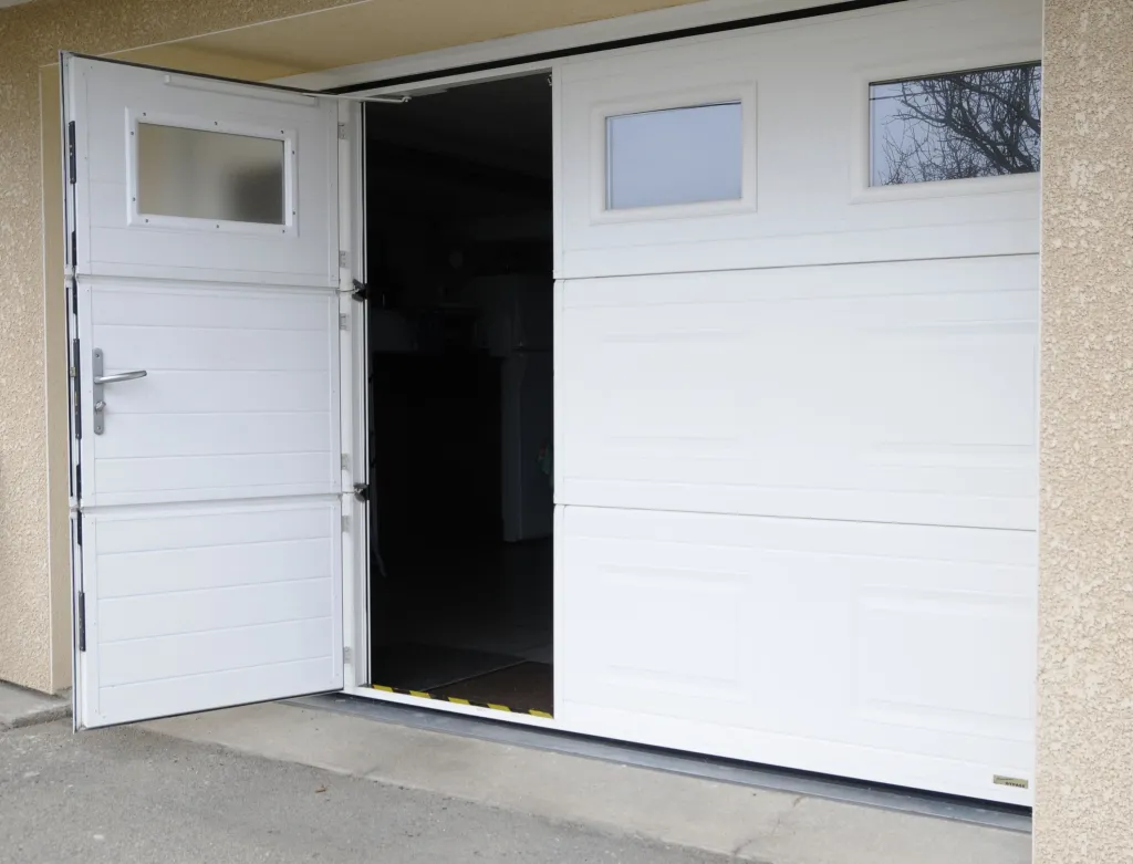 Porte de garage sectionnelle plafond avec portillon intégré à Saint-Symphorien-sur-Coise dans le Rhône (69