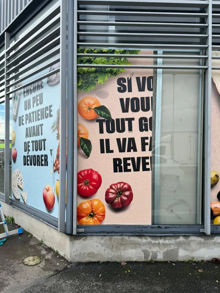 Vitrophanie publicitaire et signalétique extérieure pour l’entreprise Grand Frais près de Compiègne (60).