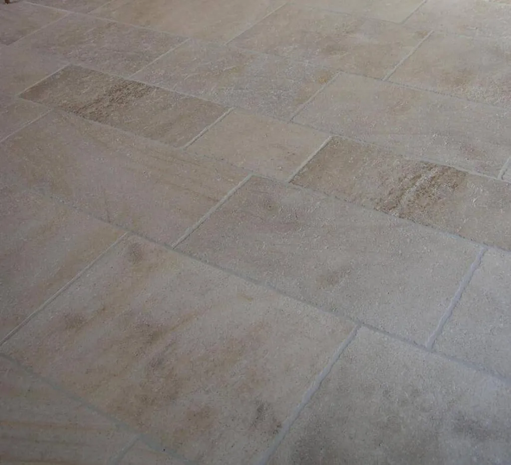 Dallage en pierre naturelle pour sol intérieur, terrasse et plage de piscine en extérieur. Quelle pierre choisir au 36 rue de Bourgogne à Paris ?