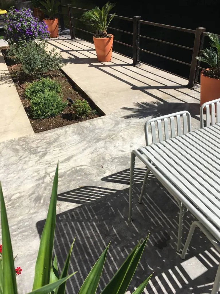 Aménagement de terrasses en béton à L'Isle sur la Sorgue