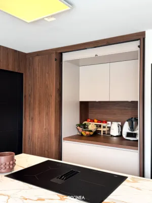 Conception et installation cuisine HÄCKER moderne sans poignées avec plans Dekton Cosentino à Fontenilles