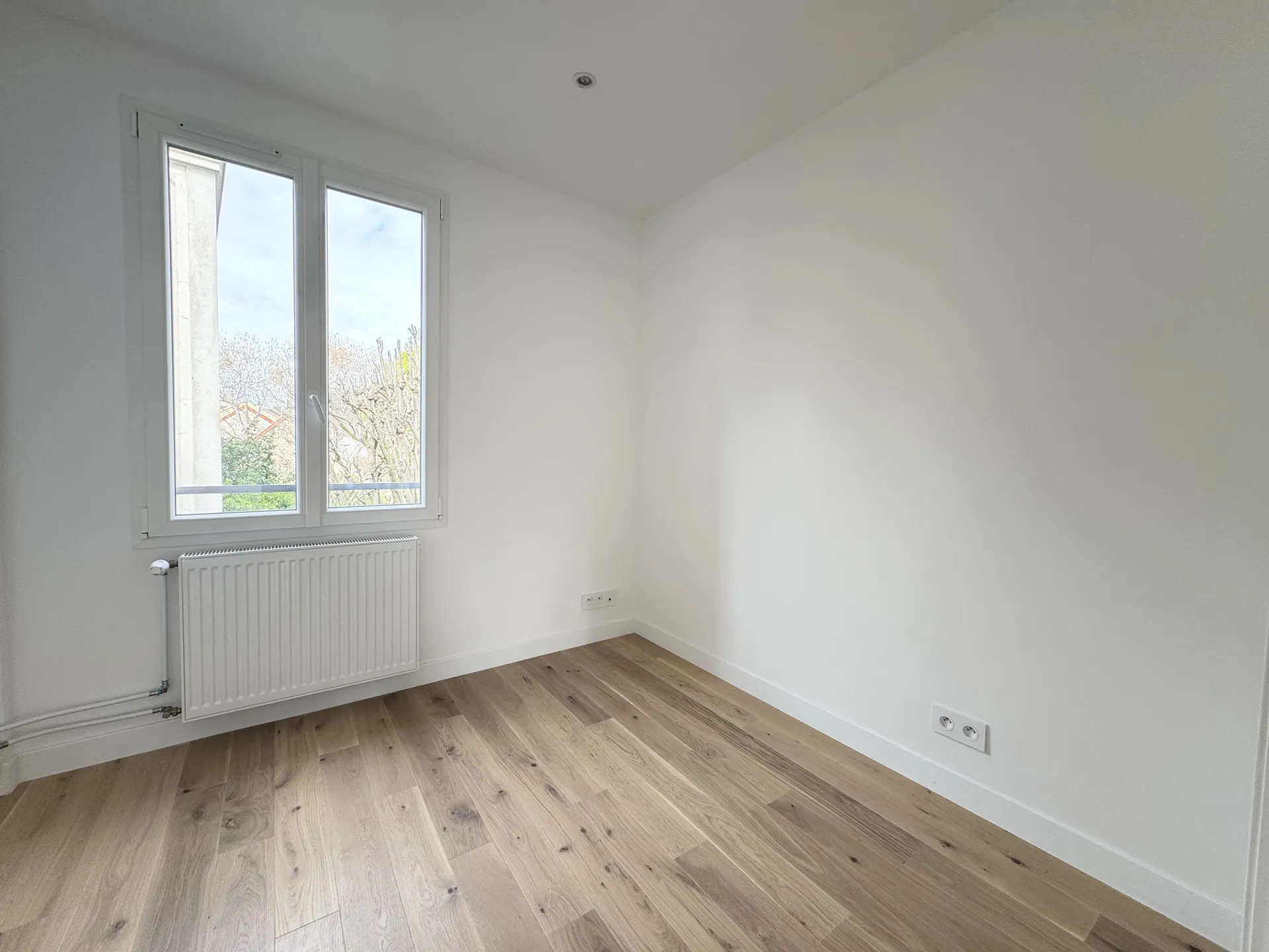 Saint-Germain-en-Laye, à 2 minutes à pied du centre-ville superbe appartement 3 pièces, bureau ou chambre pour le télétravail.