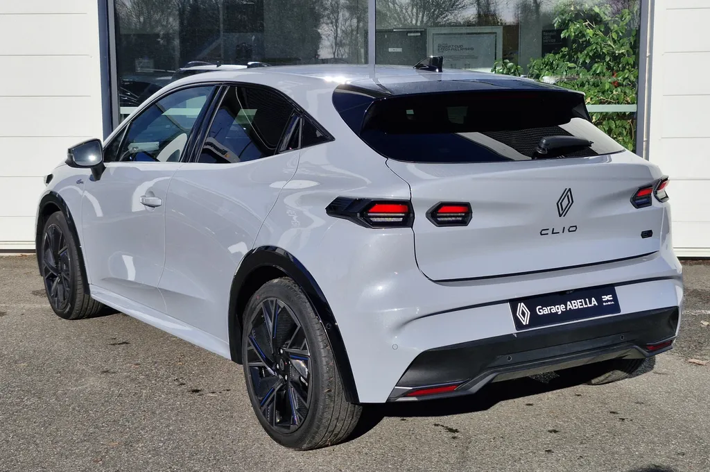 Nouvelle Renault Clio Esprit Alpine Full Hybride E-Tech 160ch / Caméra 360 / Roue de secours / Gris Rafale occasion Loa possible près de Toulouse en Occitanie à Plaisance du Touch
