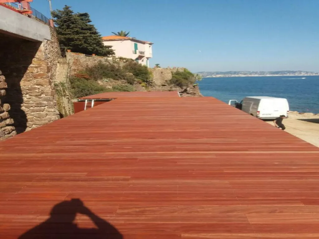 Découvrez les Terrasses en Bois de Padouk Disponibles dans Notre Magasin à Aix-en-Provence