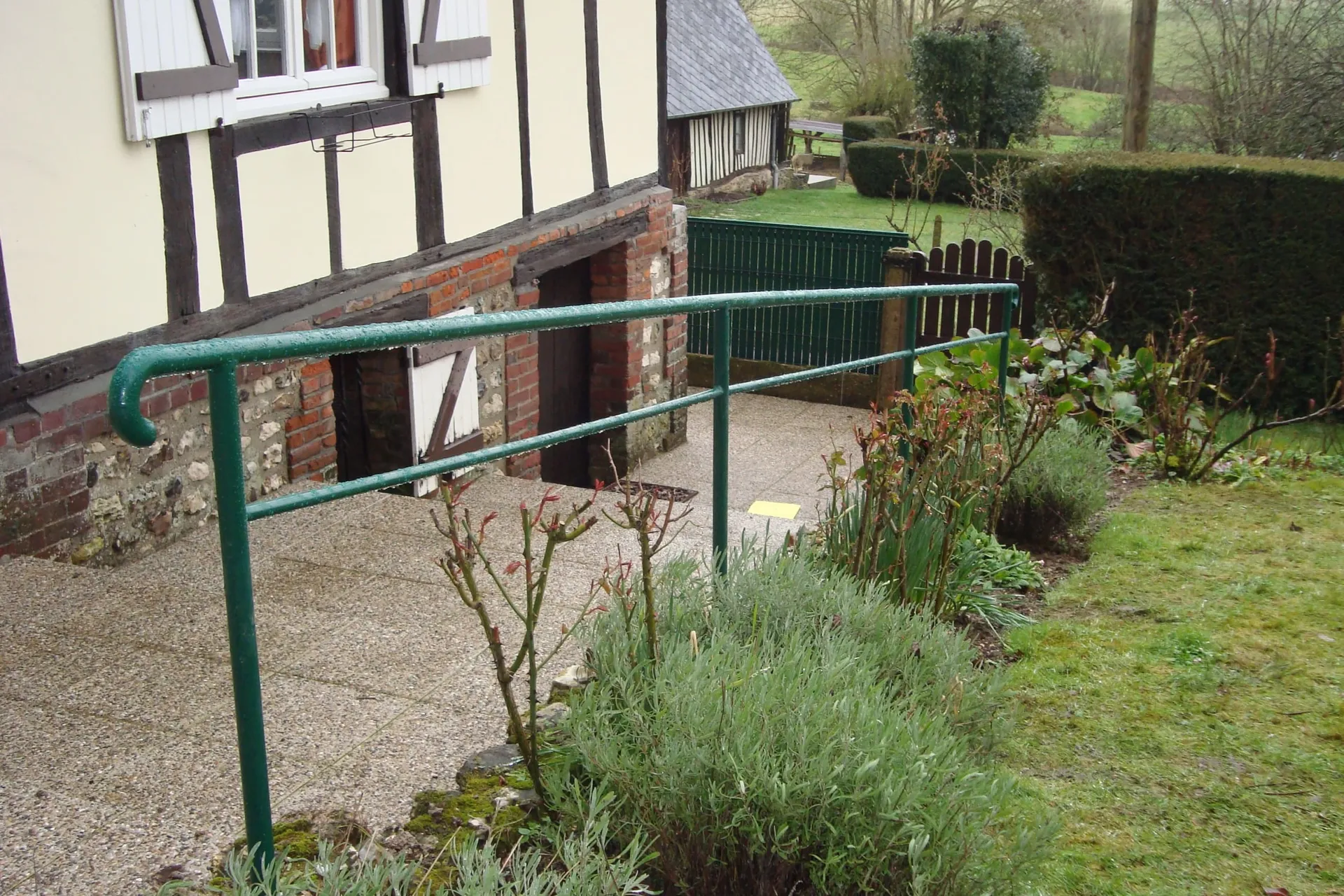 Installation de Mains Courantes et Garde-Corps en Aluminium et Acier Galvanisé pour Pavillons ou Maisons à Rouen et son Agglomération en Seine-Maritime 76