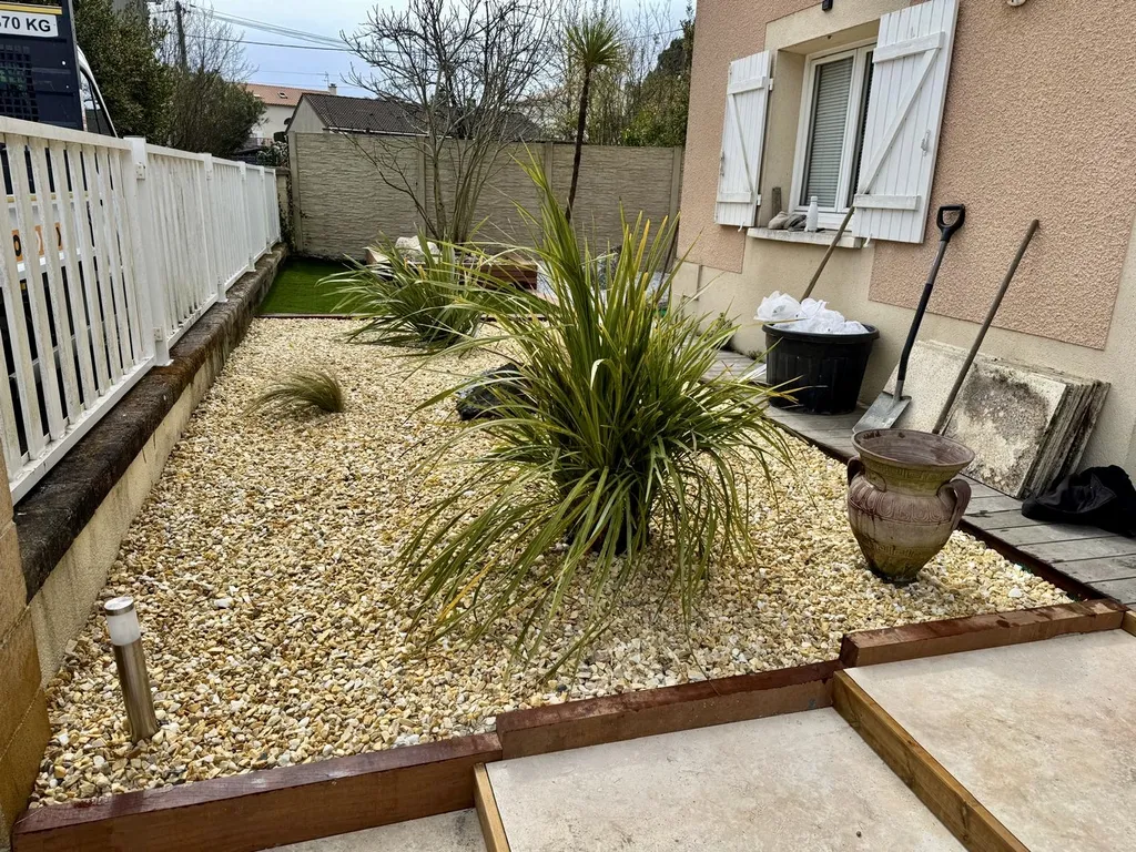 Création aménagements paysagers, éclairage, massif, plantation, gazon synthétique à Pessac proche de Bordeaux