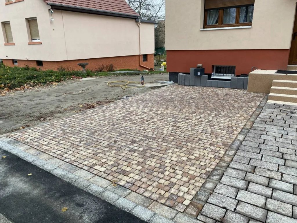 Pose de pavé en pierre naturelle et béton pour une cour de maison à Strasbourg CLK 