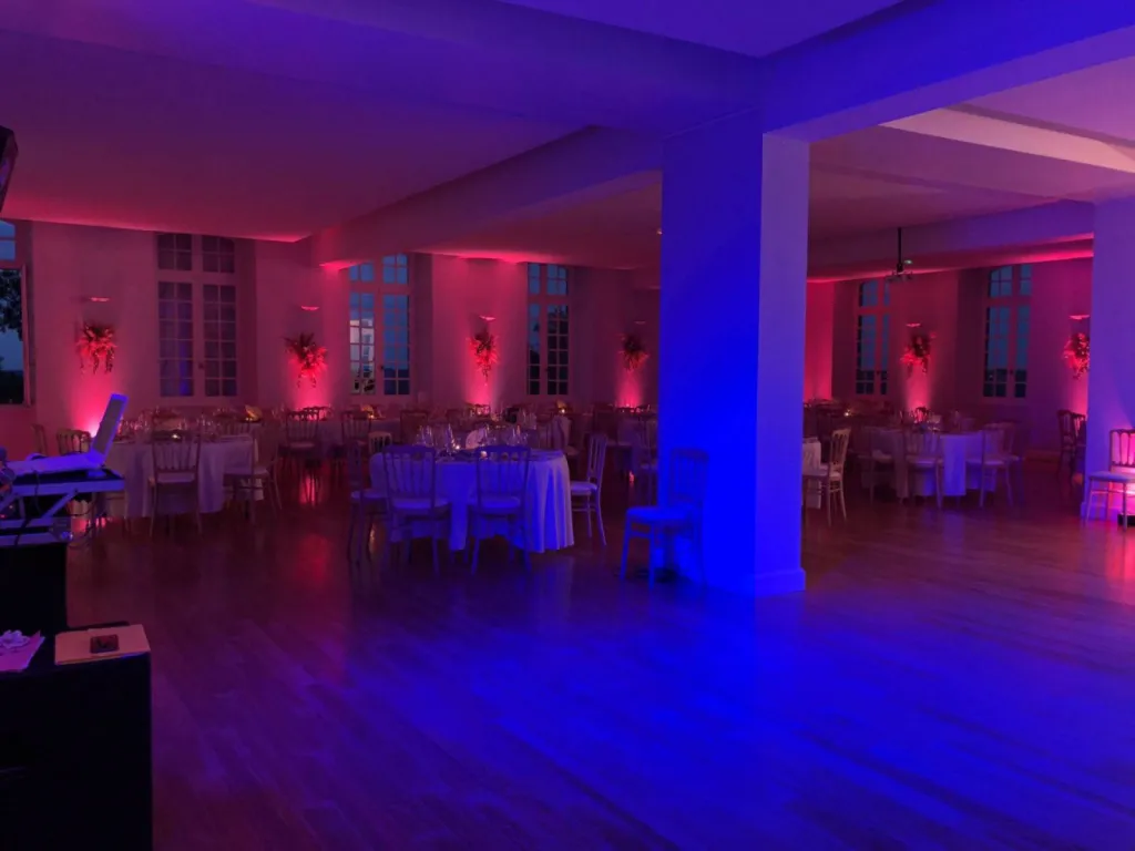 Mise en lumière d'une salle de réception pour mariage