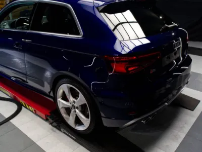 Protection céramique carrosserie voiture Gtechniq Crystal Serum Ultra Black Un véhicule protégé à Saint-Avé près de Vannes dans le Morbihan en Bretagne Sur cette Audi S3