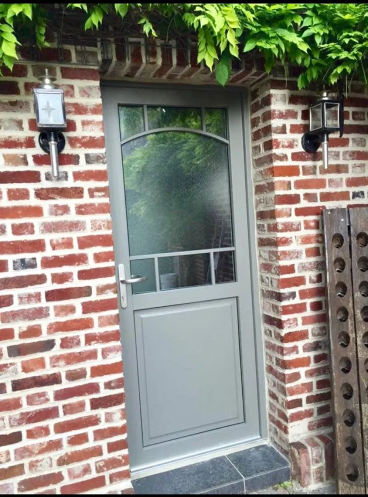 Entreprise de menuiserie pour la vente et pose d'une porte d’entrée PVC proche de Honfleur (14)