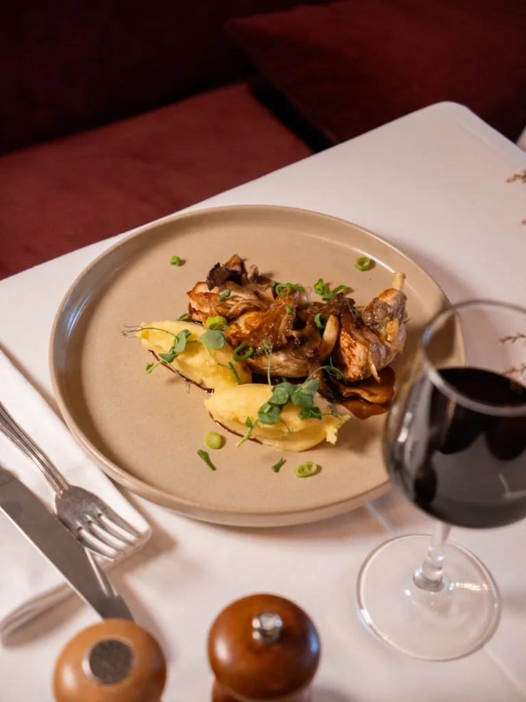Suprême de pintade rôtie aux pleurotes, purée de pommes de terre vanillée, sauce bordelaise