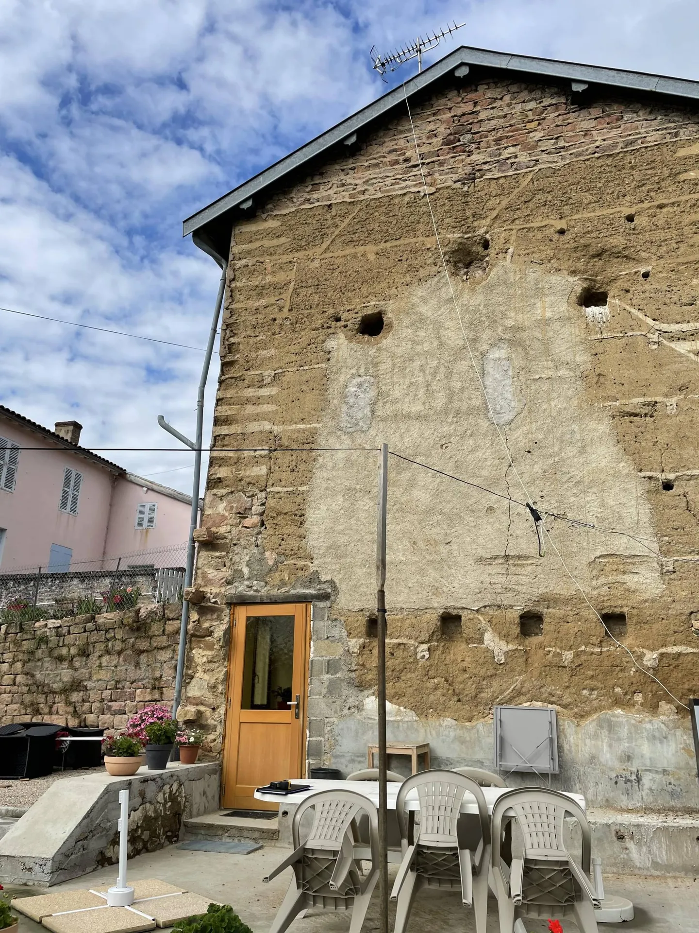 Avant rénovation d'une façade en pisé à Juliénas (69) dans le Beaujolais