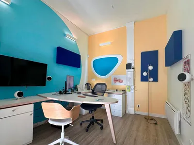 Bureau de consultation et espace d’accueil dans un centre auditif moderne