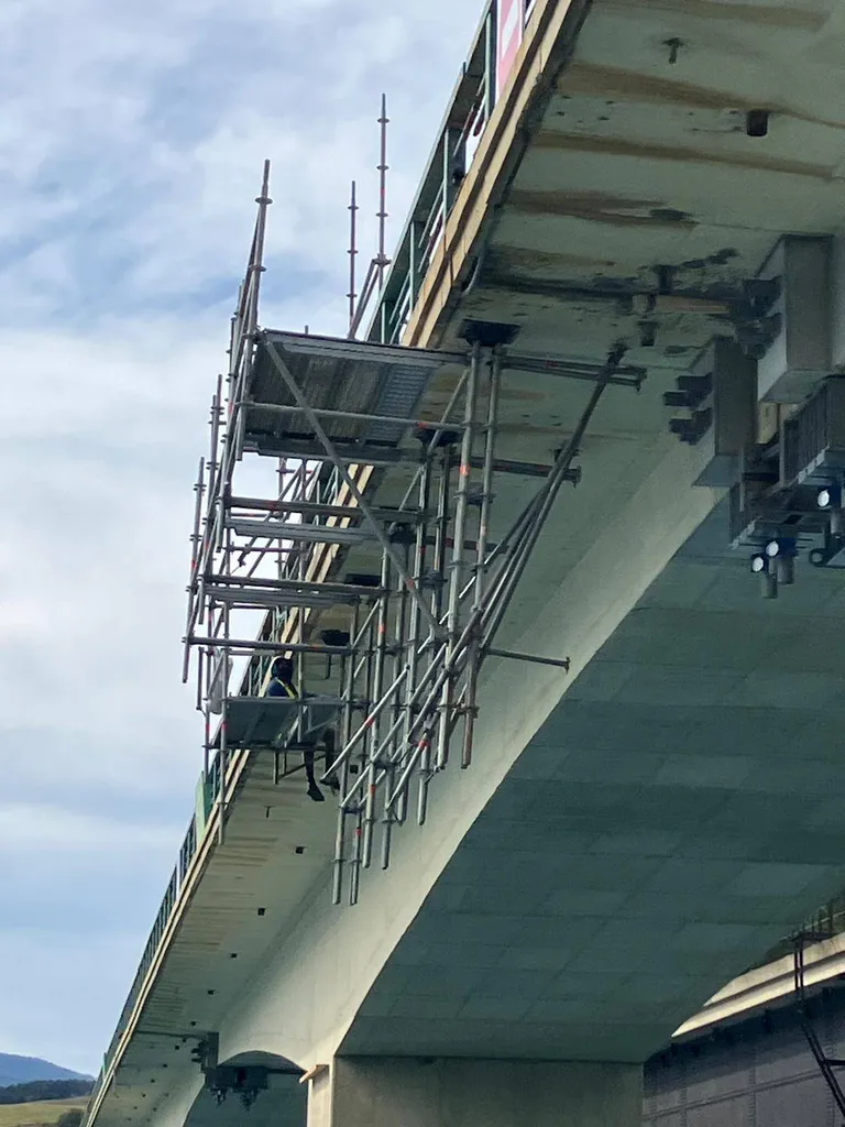Location et montage d'échafaudage suspendu pour pont et ouvrage en hauteur dans les Hautes Alpes