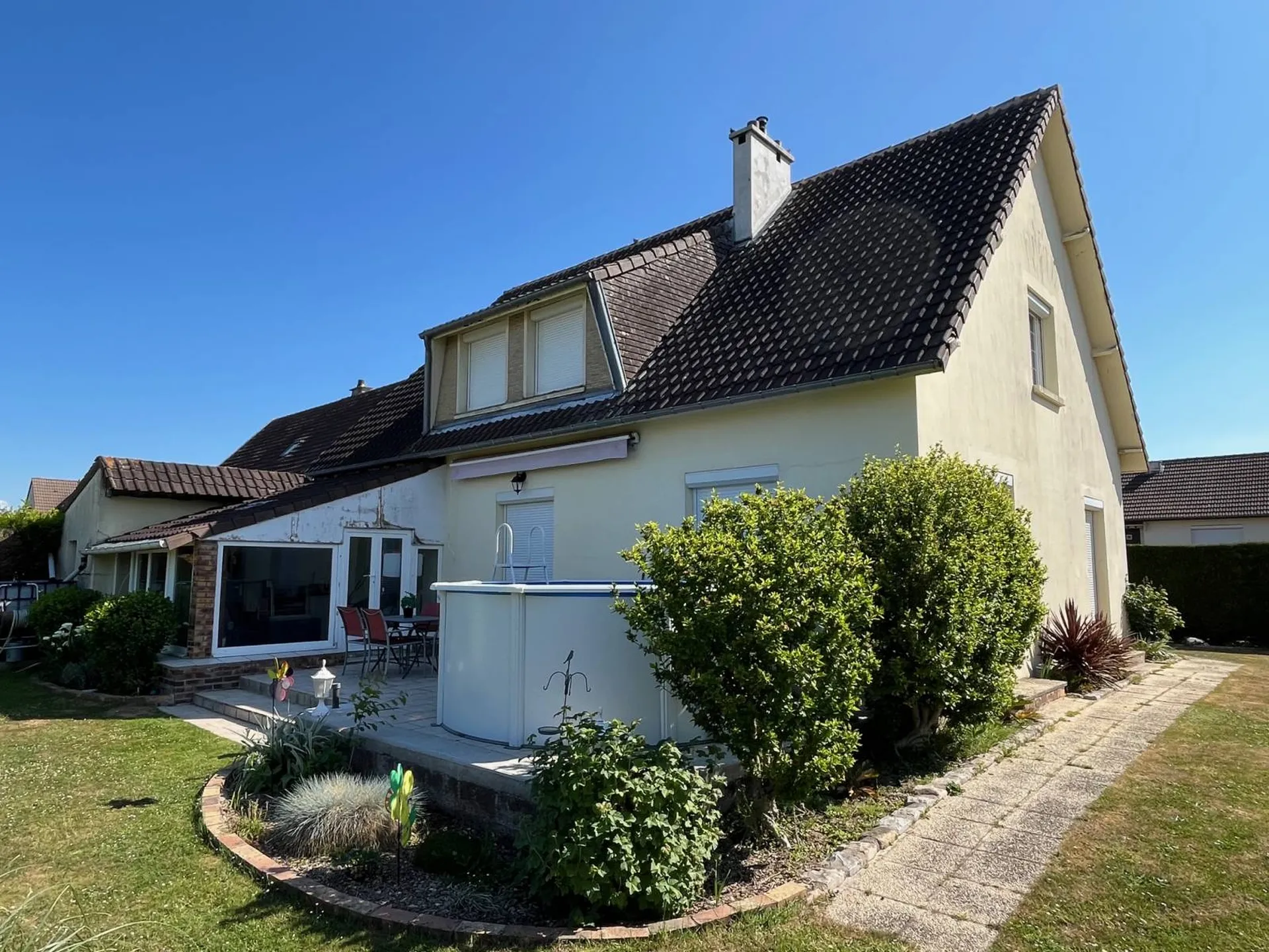 Pavillon individuel, à vendre, offrant de beaux volumes situé à Arelaune en Seine