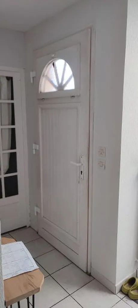 Pose d'une porte d’entrée en aluminium monobloc haute isolation thermique, fabrication française, rénovation d'habitation, installation à Dijon en Côte-d’Or