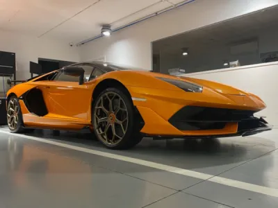 Détail de la Lamborghini SVJ grise après un travail de polissage et de lustrage, suivi d’un traitement céramique, offrant à la voiture une brillance maximale et une protection contre les contaminants