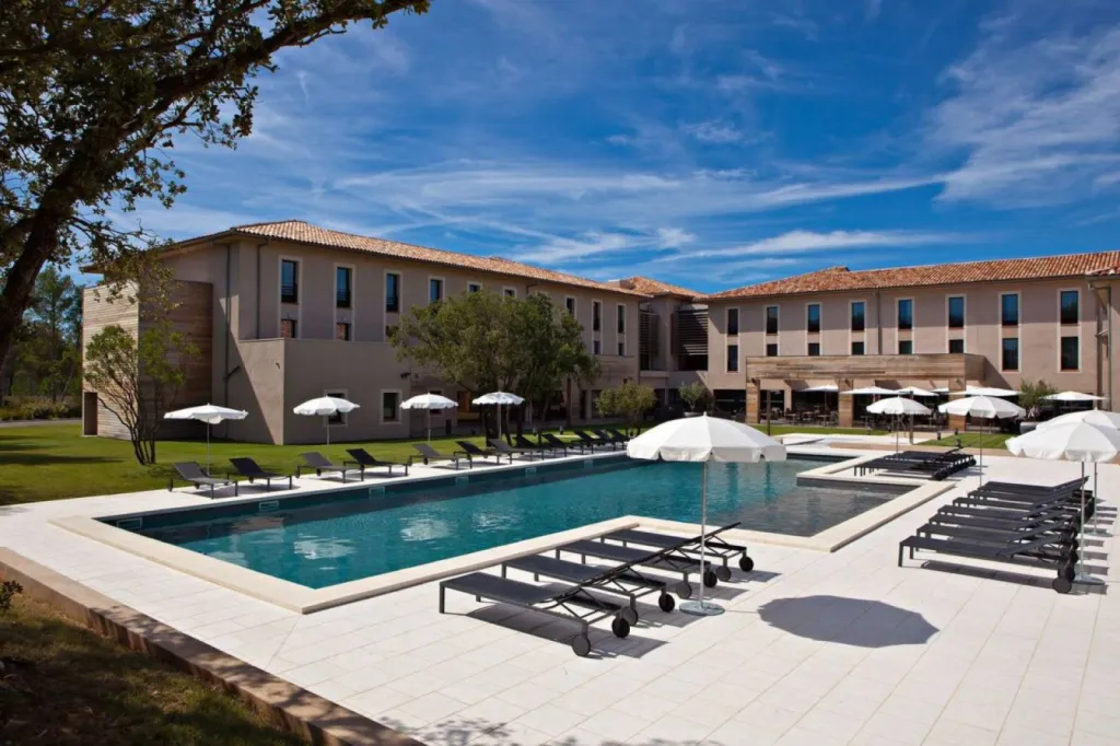 Terrasse en pierre naturelle piscine pour hôtel. La pierre naturelle 36 rue de Bourgogne à Paris pour piscine et bassin