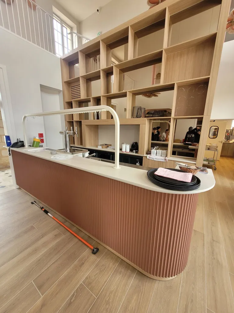 Ciel de bar en acier thermolaqué – Fargues-Saint-Hilaire, Gironde | Design élégant et robuste pour une ambiance moderne et raffinée.