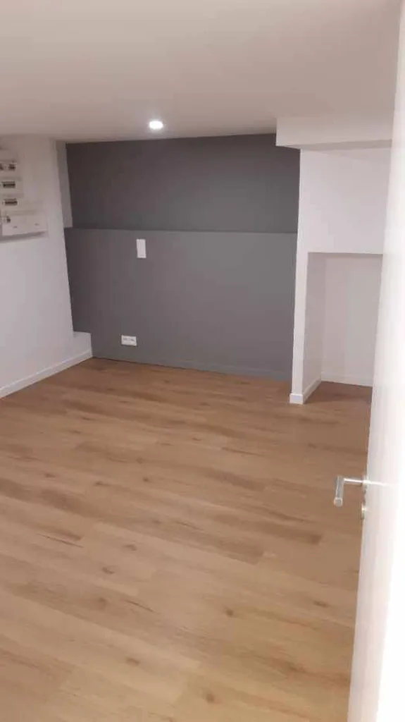rénovation d'un revêtement de sol en lame PVC collé dans une chambre en sous sol à Bordeaux 