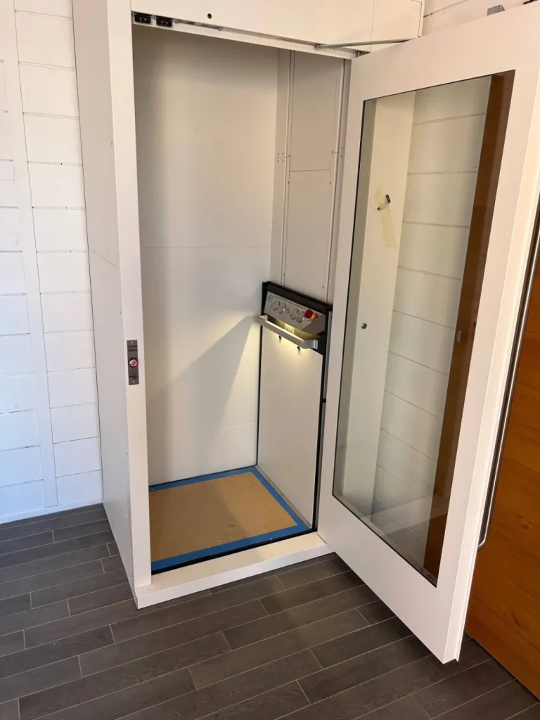 Dimensions sur mesure pour cet ascenseur de maison en intérieur NAMILIFT PL 400 à Rognac près de Marseille