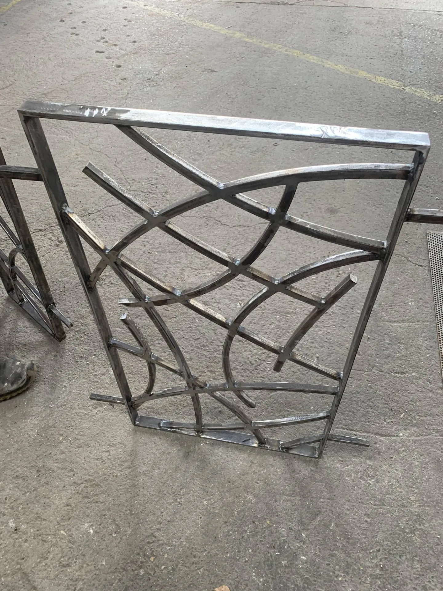 FABRICATION GRILLES EN FER FORGE POUR FENETRES  ORIGINALES MODERNES REALISEES SUR MESURE POUR UN CLIENT A AIX EN PROVENCE 13
