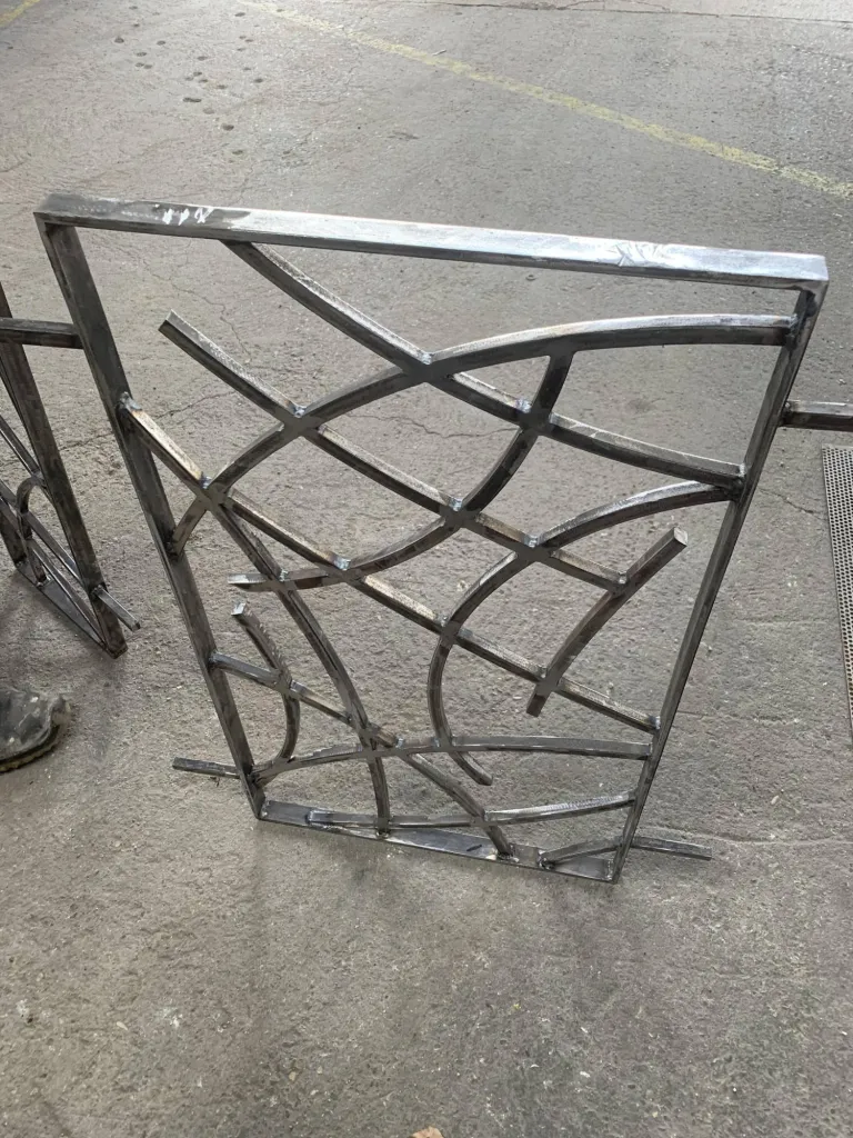 FABRICATION GRILLES EN FER FORGE POUR FENETRES  ORIGINALES MODERNES REALISEES SUR MESURE POUR UN CLIENT A AIX EN PROVENCE 13