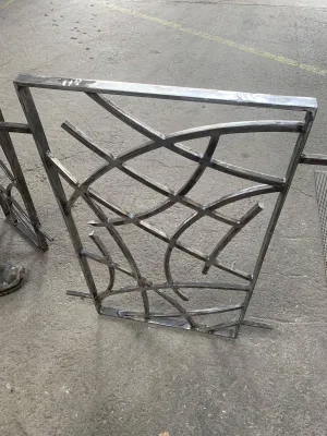 FABRICATION GRILLES EN FER FORGE POUR FENETRES  ORIGINALES MODERNES REALISEES SUR MESURE POUR UN CLIENT A AIX EN PROVENCE 13