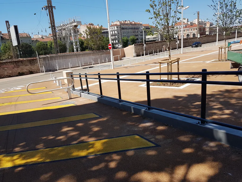 Création et pose d'un garde-corps en acier dans la descente piétonne d'un parc à Six Fours les Plages
