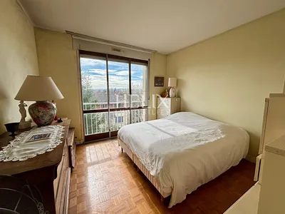 Chatou au dernier étage d'un immeuble en pierre de taille avec deux chambres et un parking couvert